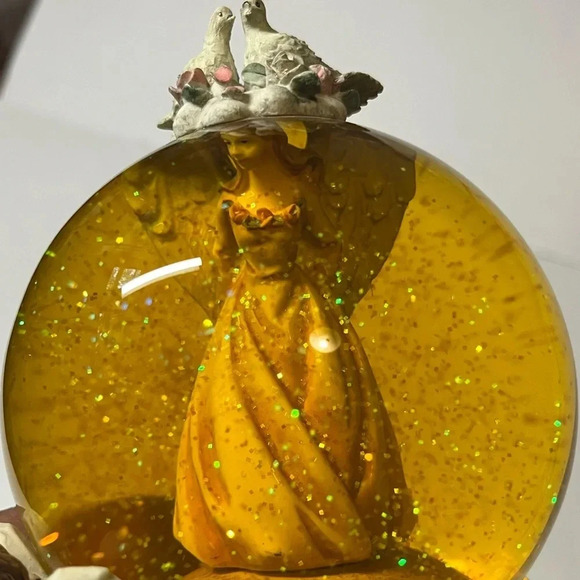 Sankyo vintage Musical snow globe featuring angels on the outside and inside. - Picture 7 of 16